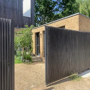 10 Garsington Mews Homestay London